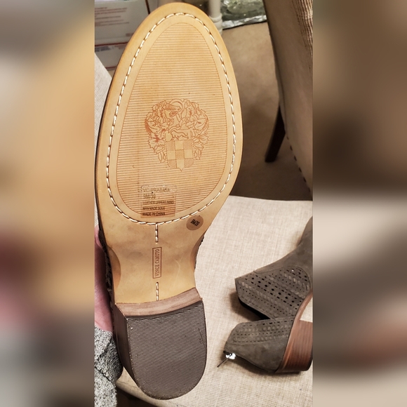 Vince Camuto ankle booties, sage green suede sz 9, cute cutout detail, 2" heel - Picture 12 of 15